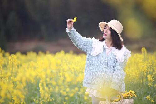 Hold不住花哨的春装？其实戴点千禧之星应景的珠宝就够了