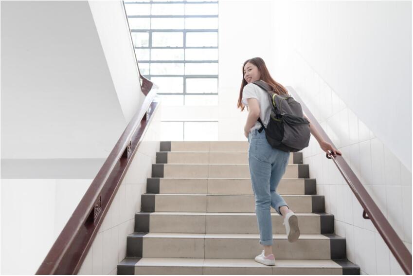 爬楼梯运动的正确方法，护关节要补充氨糖软骨素