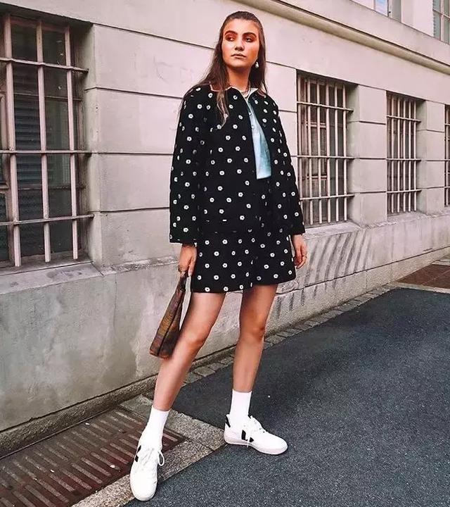 长相普通的女生如何增加回头率？穿一双“炸街”的运动鞋就够了